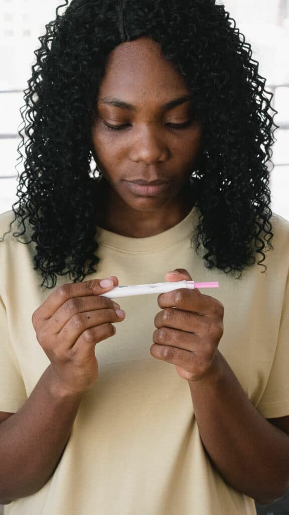 mujer embarazada revisando la prueba